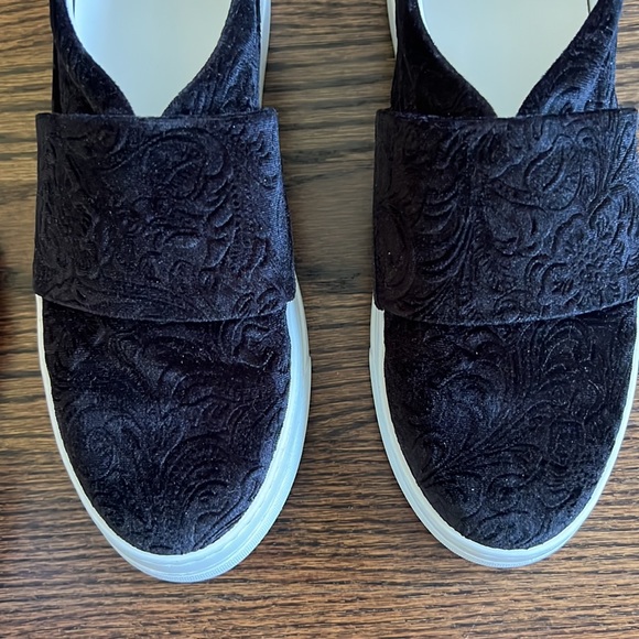 Lewit Arlo Embossed Black Velvet Slip On Platform Sneaker. Size 39. With Box. - Picture 6 of 9